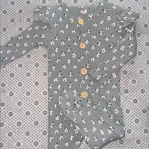 🛍 CUTE LITTLE GIRLS ROMPER SIZE 12 MONTHS